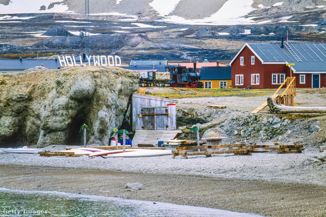Ny-Ålesund tengerpartja: a kutatók legészakibb bázisa ez a hely