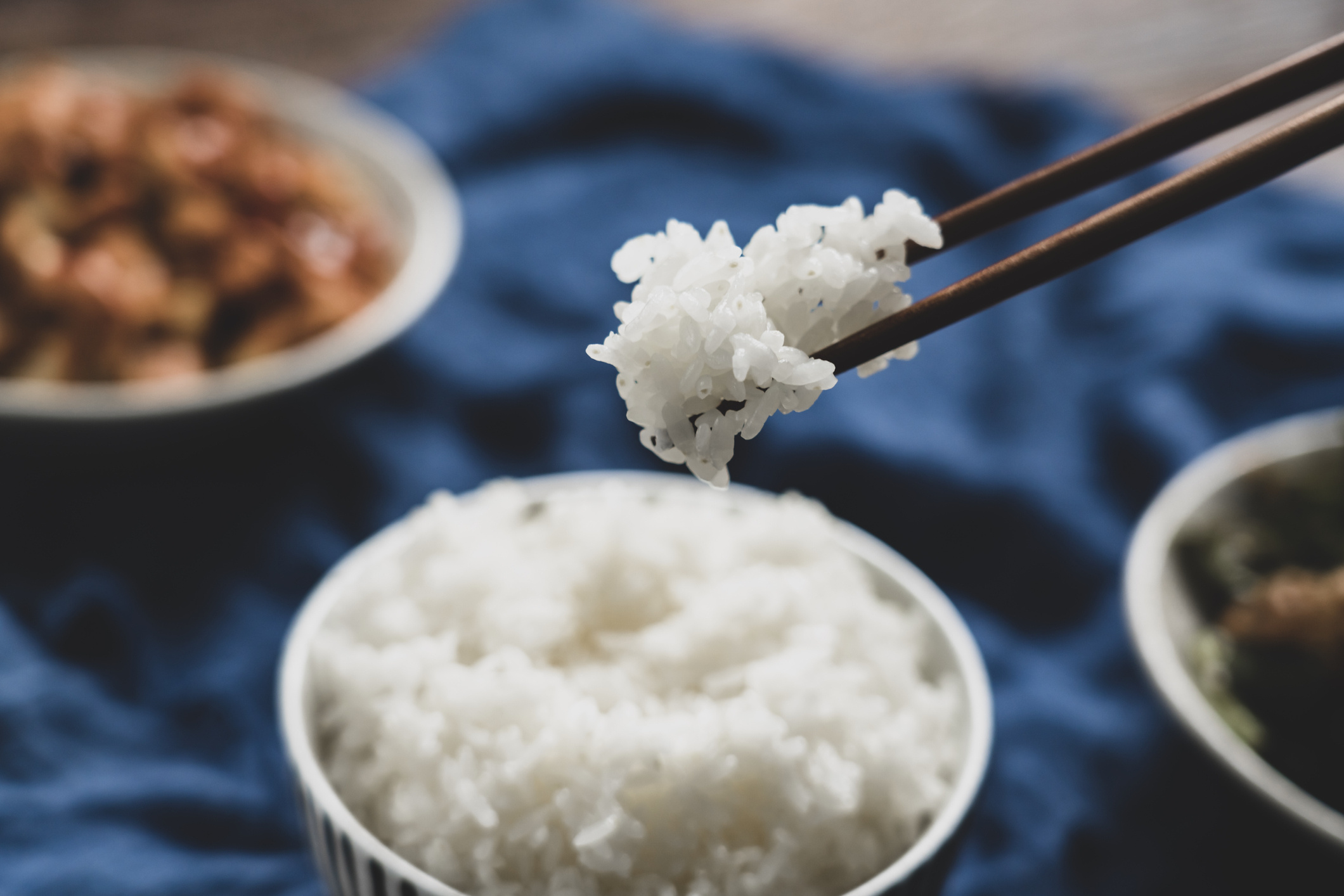 Bár kevesebb kalória van a fehér rizsben, mint a finomlisztből készült tésztákban, tápanyagtartalma jelentősen rosszabb, mint a teljes kiőrlésű gabonáké. De a glikémiás indexe is csak közepesnek mondható a maga 64 pontjával. Magas szénhidráttartalma miatt pedig vércukorszint emelkedést okozhat, ezért gyorsan újra éhes lehetsz tőle. Ha fogyni szeretnél a basmati vagy a barna rizs a te köreted.