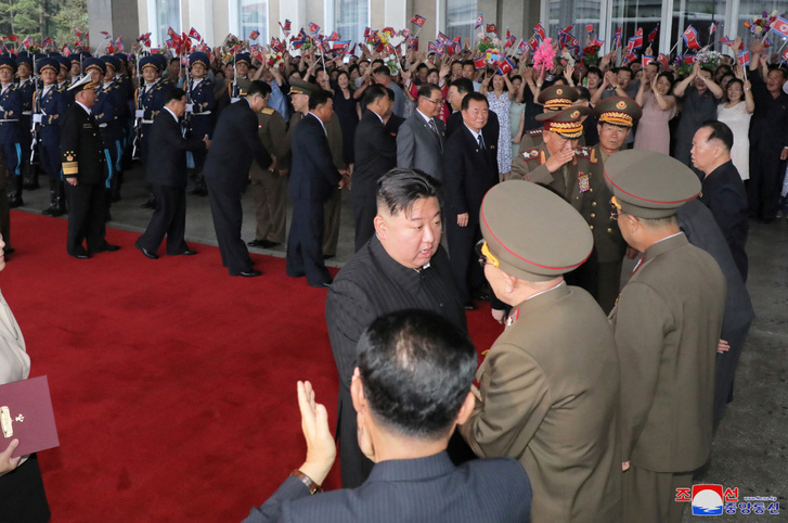 Kim Dzsong Un észak-koreai vezető kormánytisztviselők kíséretében távozik az észak-koreai Phenjanból, hogy Oroszországba látogasson 2023. szeptember 10-én