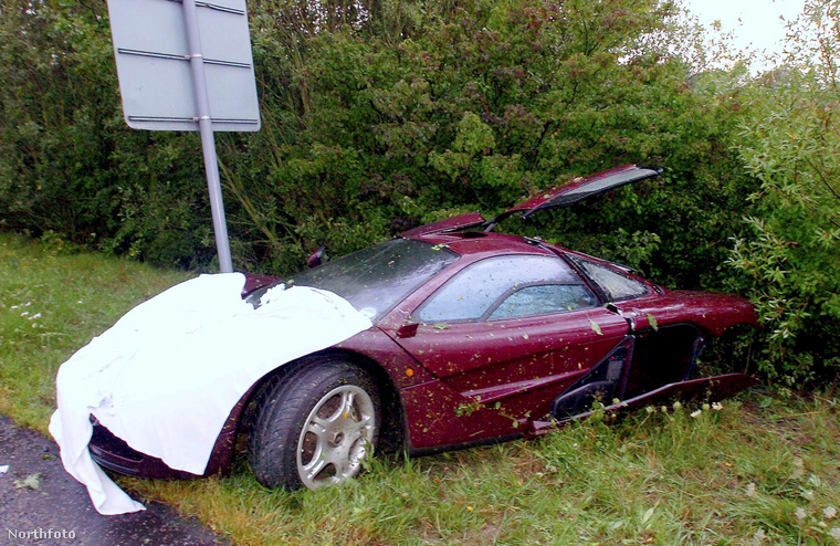 Rowan Atkinson összetört 1997 McLaren F1-ese. (Fotó: SWNS.comPaul Franks / SWNS.com / Northfoto)