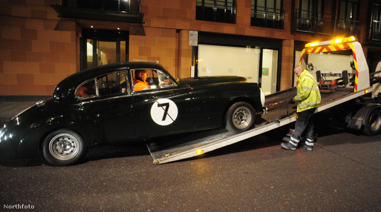 Elszállítják Rowan Atkinson a kigyulladt Jaguar MK7-esét Londonból. (Fotó: Xposurephotos.com / Northfoto)