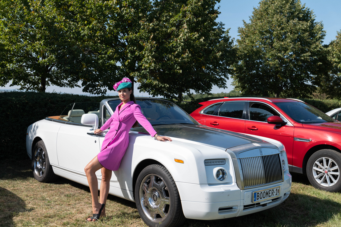 A Canissi-szabóság egy modellje az egyik vendég Rolls-Royce-a előtt pózolva