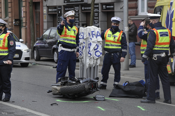 Ütközésben összetört motorkerékpár a VII. kerületi Rottenbiller utcában 2021. március 23-án