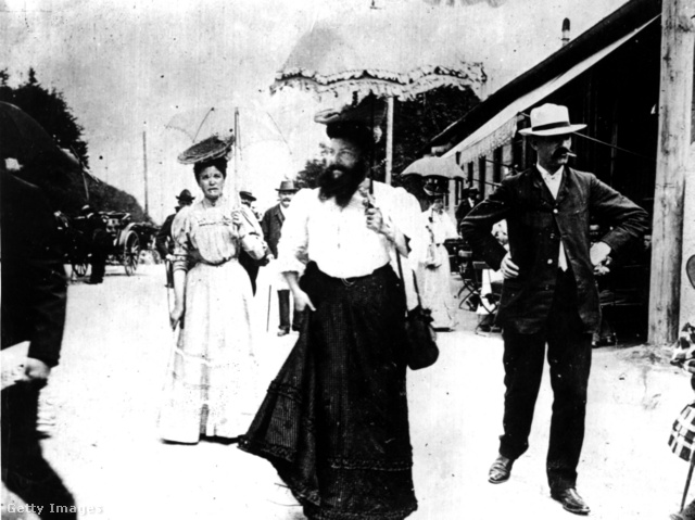 1907-ben lady Clementine Clatteaux Delait büszkén vonul az utcán szakállas nőként