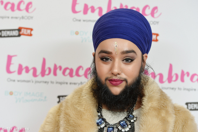 Harnaam Kaur szakállas modell egy filmbemutatón