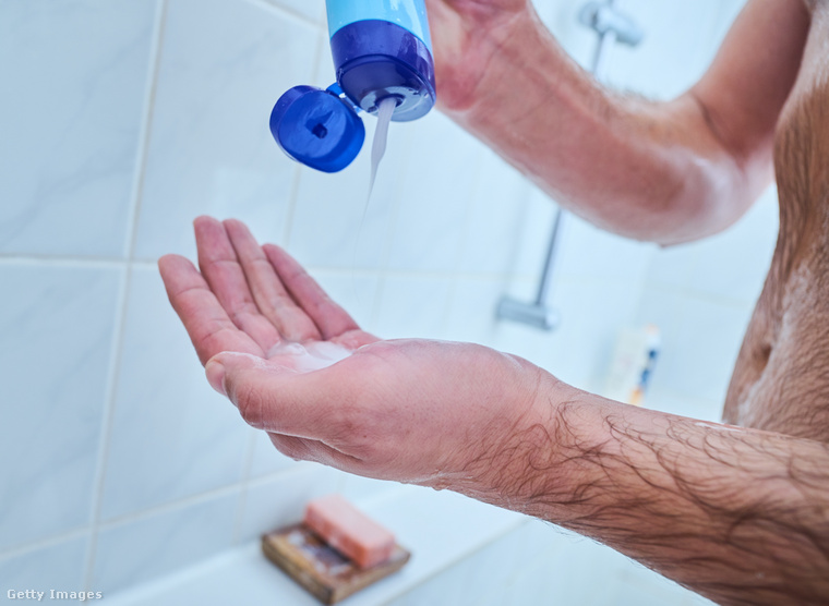 Az esti zuhanyzás hívei gyakran hangsúlyozzák annak előnyeit, mint például a nap során a testünkre kerülő szennyeződések és baktériumok lemosása, lehetővé téve, hogy tisztán térjünk nyugovóra. (Fotó: picture alliance / Getty Images Hungary)
