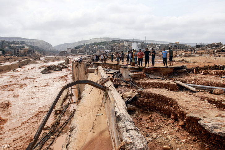Emberek nézik az árvíz okozta károkat a kelet-líbiai Dernában 2023. szeptember 11-én