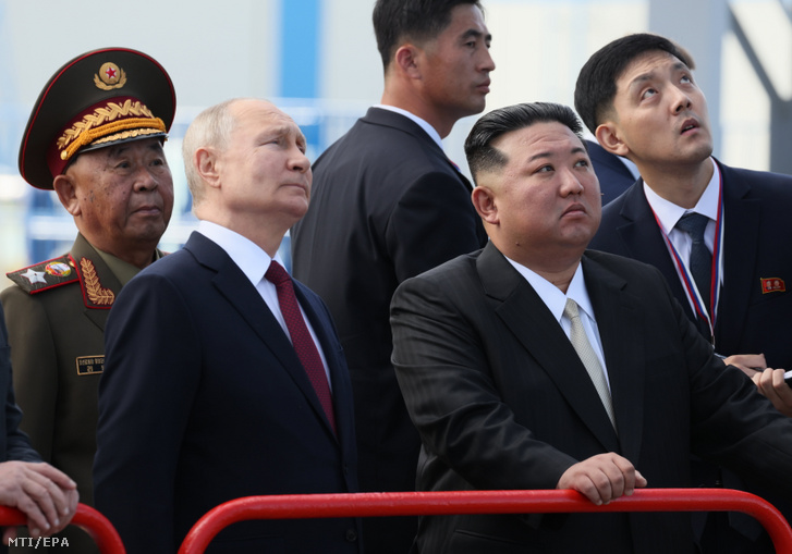 Vlagyimir Putyin (b) és Kim Dzsong Un a szibériai Vosztocsnij űrrepülőtér kilövőállását nézi meg 2023. szeptember 13-án
