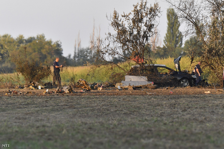 Helyszínelők a börgöndi repülőtérnél, Székesfehérvár közelében, ahol lezuhant egy Trojan típusú kisrepülőgép 2023. szeptember 10-én