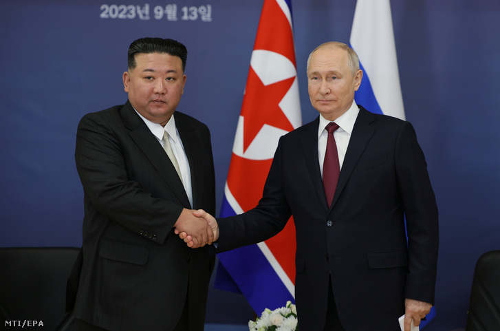 Vlagyimir Putyin (j) és Kim Dzsong Un találkozója a szibériai Vosztocsnij űrrepülőtéren 2023. szeptember 13-án