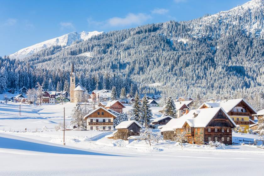 Felső-Ausztria gyöngyszeme a salzkammerguti régió, ahol csodás kis települések bújnak meg. Havas lepelben igazán varázslatos Gosau falva, a Dachstein hegység mellett.