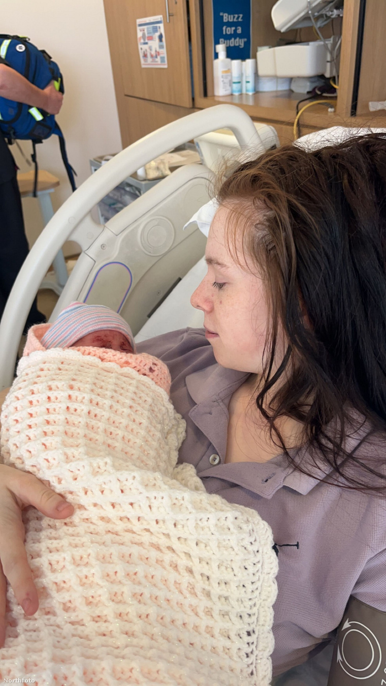 Faye White és újszülött kislánya, Luna-Grace Behrens. (Fotó: Kennedy News and Media / Northfoto)