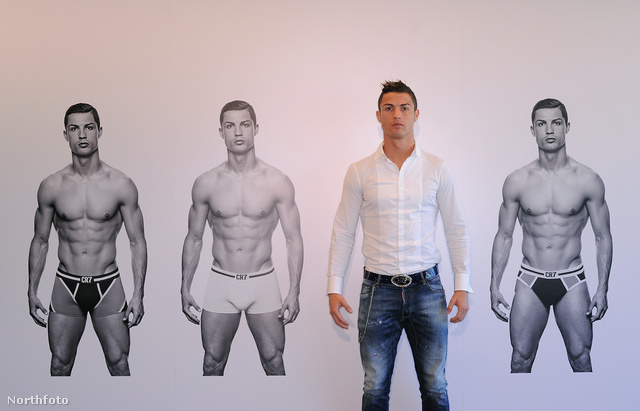 Meztelen giga-önmaga előtt pózolt Ronaldo
