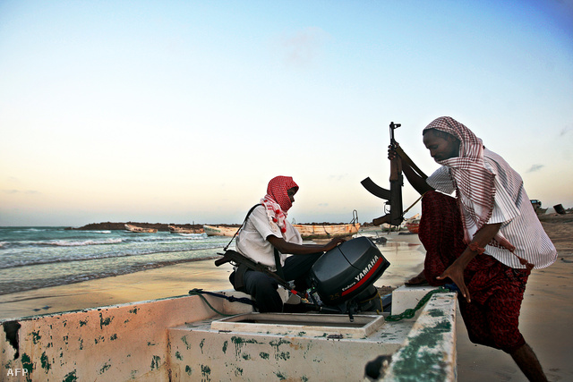 Szomáliai kalózok készülnek csónakjukat vízre tenni Hobyo partajinál, 2010. január 4-én.