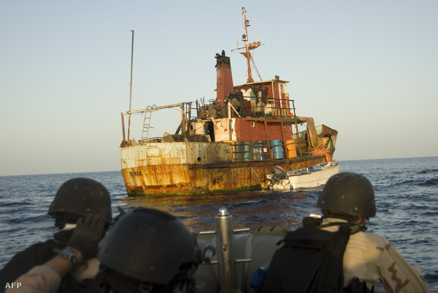 Amerikai Egyesült Államok Haditengerészetének csapatai az Ádeni-öbölben egy feltételezett kalózhajóhoz közelítenek, 2009. május 3-án.