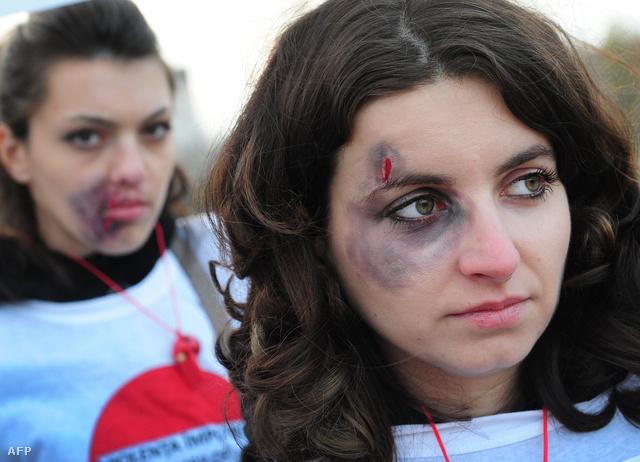 A családon belüli erőszak ellen tüntető nők Bukarestben