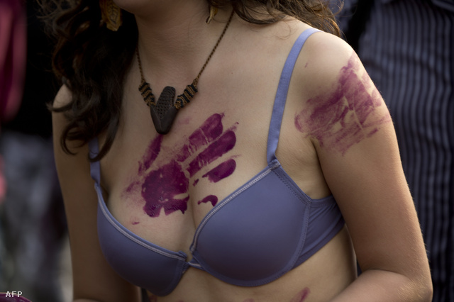 A családon belüli erőszak ellen tüntető nő Mexikóvárosban