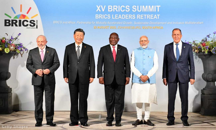 Lula da Silva, Hszi Csin-ping, Cyril Ramaphosa, Narendra Modi és Szergej Lavrov (Vlagyimir Putyin-t képviselve) a 15. BRICS-csúcstalálkozón 2023. augusztus 23-án