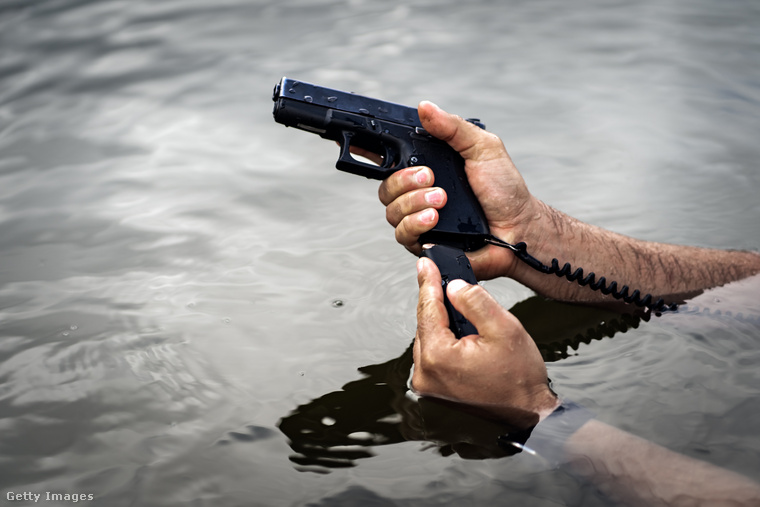 A vízben nagyon nehéz lelőni egy embert. (Fotó: Dmitri Toms / Getty Images Hungary)