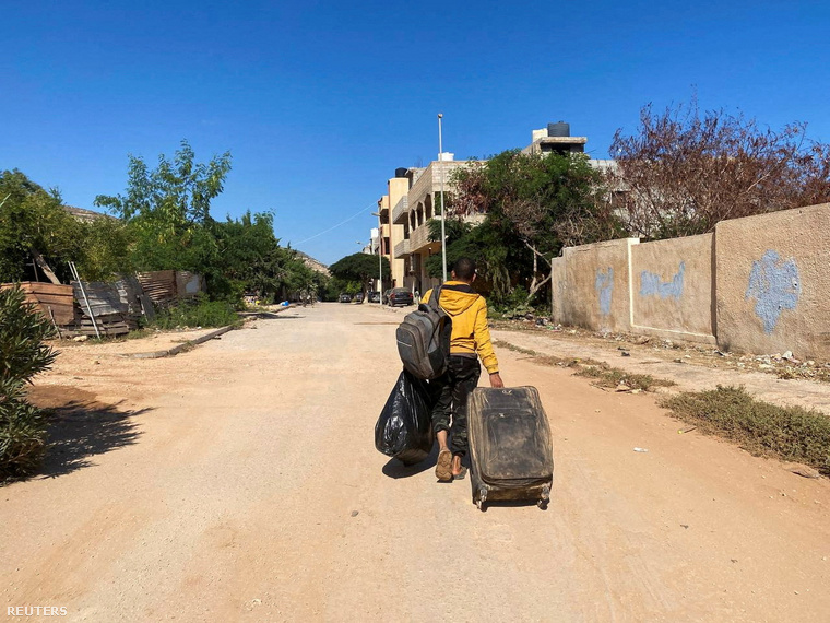Megmaradt holmijával hagyja el Derna városát egy túlélő 2023