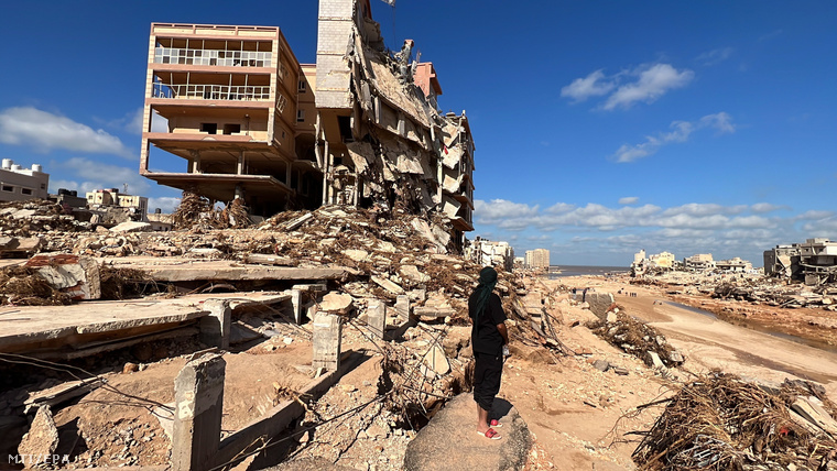 A Daniel mediterrán vihar okozta szeptember 10-i áradás pusztításának nyomai a kelet-líbiai Dernában 2023