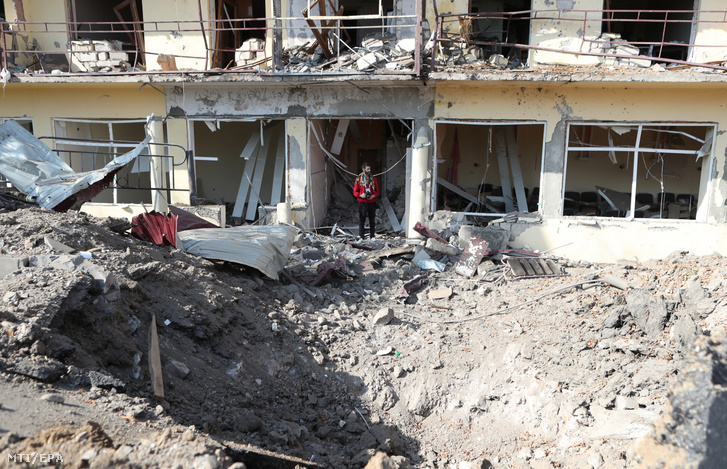 Bombatölcsér egy megrongálódott lakóház előtt a Hegyi-Karabah székhelye, Sztyepanakert közelében fekvő Susiban egy azeri tüzérségi támadás után 2020. október 29-én