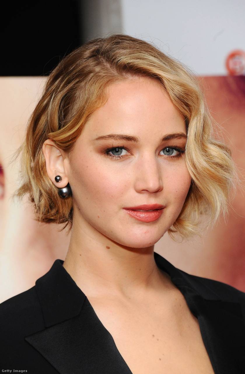 Jennifer Lawrence Az éhezők viadala sorozattal lett világhírű, ahol még hosszú hajjal volt látható. A 2014-ben készült képen már rövidebb hajjal látható, ami szintén jól áll a gyönyörű színésznőnek.