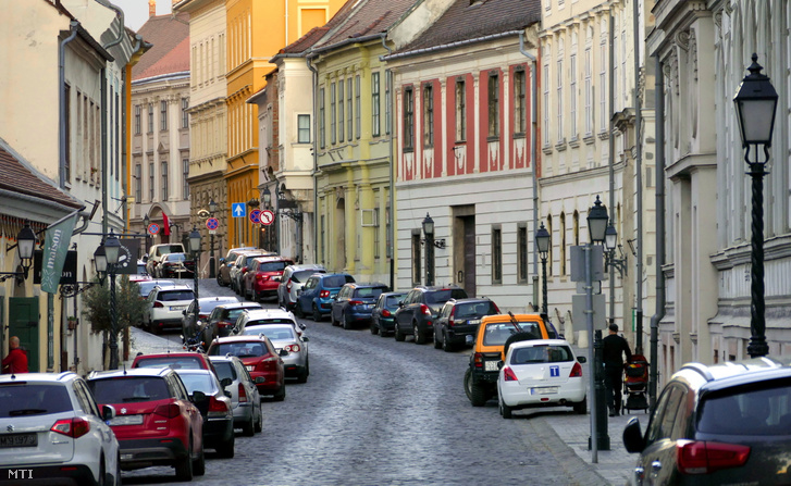 A budai várnegyed utcája, autókkal töltve - Fotó: Jászai Csaba/MTI