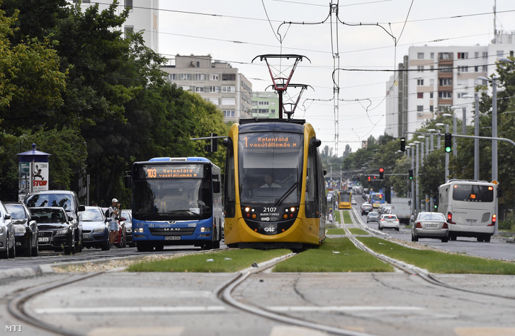 Busz és Villamos tart Kelenföldre, a város talán leghatékonyabban működő közlekedési csomópontjába - Fotó: Máthé Zoltán/MTI