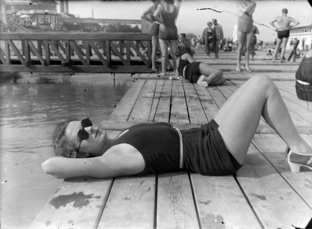 A 30-as években az egészséges életmód jegyében már napoztak is a nők