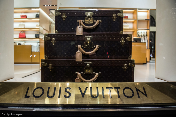 A Louis Vuitton táskák a budapesti üzlet kirakatában.