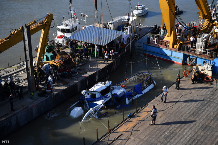 A balesetben elsüllyedt Hableány turistahajó roncsa, miután a Clark Ádám úszódaru kiemelte a Dunából a Margit hídnál 2019. június 11-én