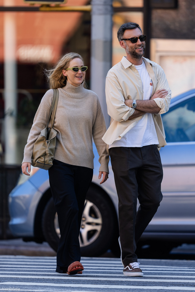 Jennifer Lawrence párjával, Cooke Maroney-val sétált New York utcáin, amikor lefotózták őket