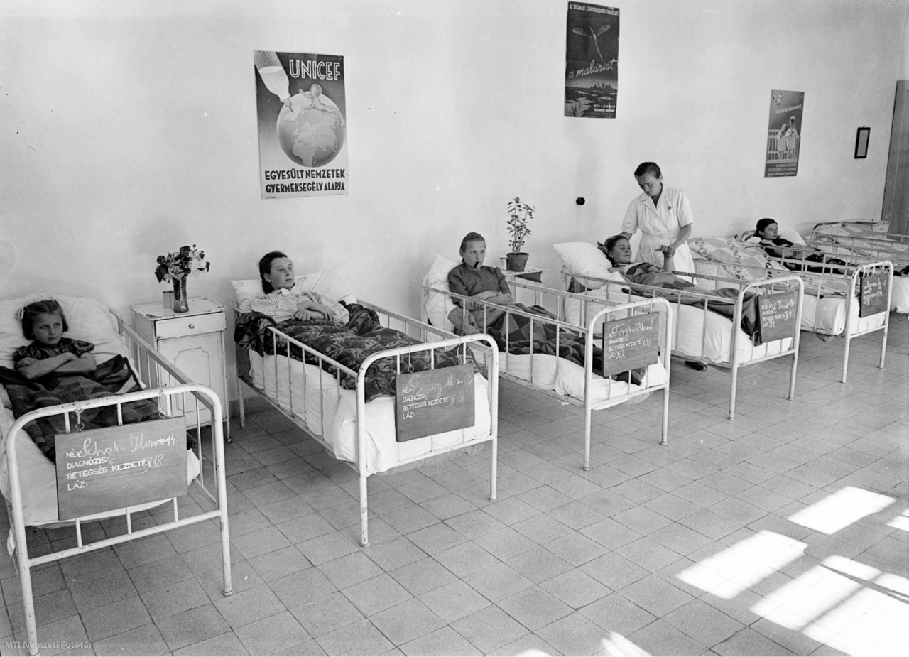 1950. május 21. Betegszoba a „Május 1” Állami Általános Iskolai Kollégiumban. Az államosítás után bentlakásos iskolákkal biztosították számtalan diáknak a gondtalan tanulást.