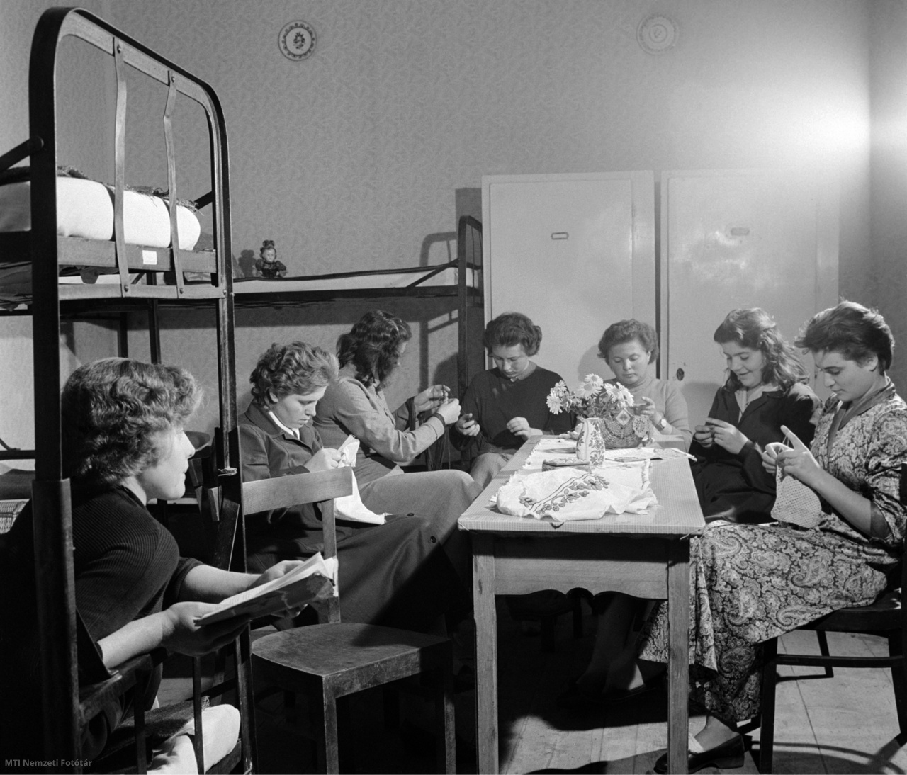 Kecskemét, 1958. november 3. Kézimunkázással, olvasással töltik el a villanyoltás előtti órákat a Kecskeméti Mezőgazdasági Kollégiumában a lánytanulók. A technikum gyümölcs- és szőlőtermelési tagozatán 131 paraszt- és munkásgyermek tanul.