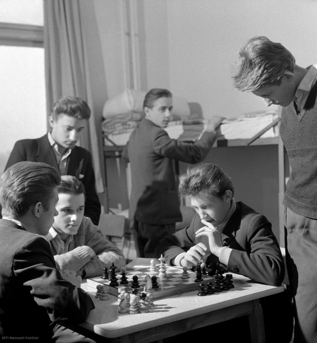 Budapest, 1964. február 18. Szobájukban sakkoznak a Munkaügyi Minisztérium 32-es számú Ipari Tanuló Intézet lakói. A MÜM új négyemeletes létesítménye az építőipari szakmunkástanulók részére épült. A diákok tanulmányi eredményüktől függően ösztöndíjat kapnak, amelyből csupán jelképes összeget fizetnek a lakhatásért és a teljes ellátásért.
