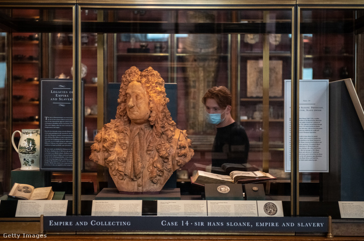 Sir Hans Sloane mellszobra a londoni British Museumban