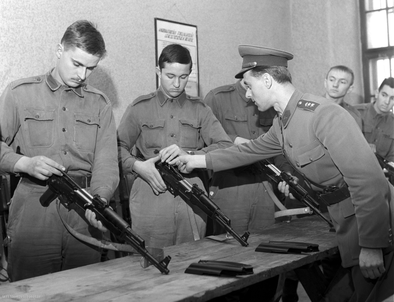 Eger, 1964. december 7.  Sorköteles katonák megtöltik fegyvereiket a Néphadsereg katonai kiképzésén.