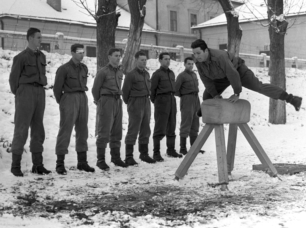 Eger, 1964. december 7. Sorköteles katonák testnevelés órája a Néphadsereg katonai kiképzésén.