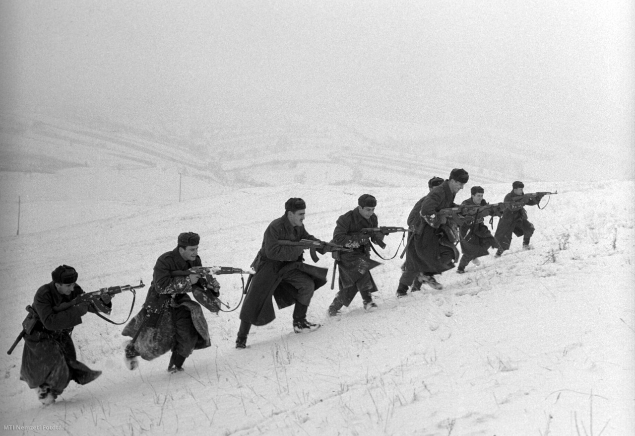 Eger, 1964. december 7. Sorköteles katonák a Néphadsereg katonai kiképzésén.