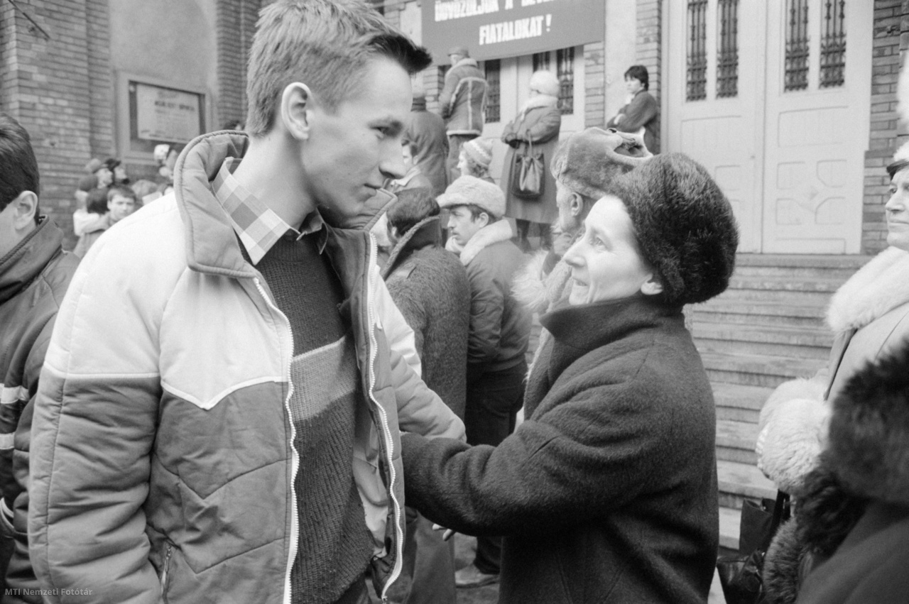 Budapest, 1985. február 28. Sorkatonai szolgálatra bevonuló fiatalember búcsúzik édesanyjától a sorozás helyszínén.