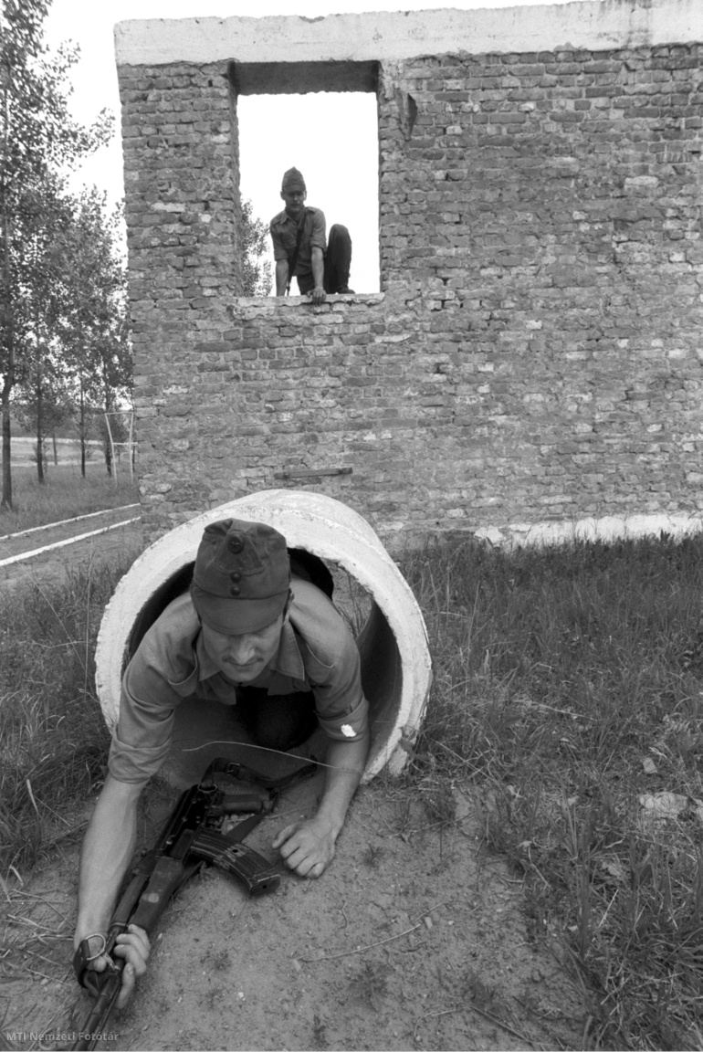 Nagygombos, 1986. május 30. Sorkatona gyakorlatozik a rohampályán. A Hatvantól 3 kilométerre fekvő Nagygomboson található Hunyadi János laktanya katonái az idén ünneplik alakulatuk megalakulásának 35. évfordulóját.