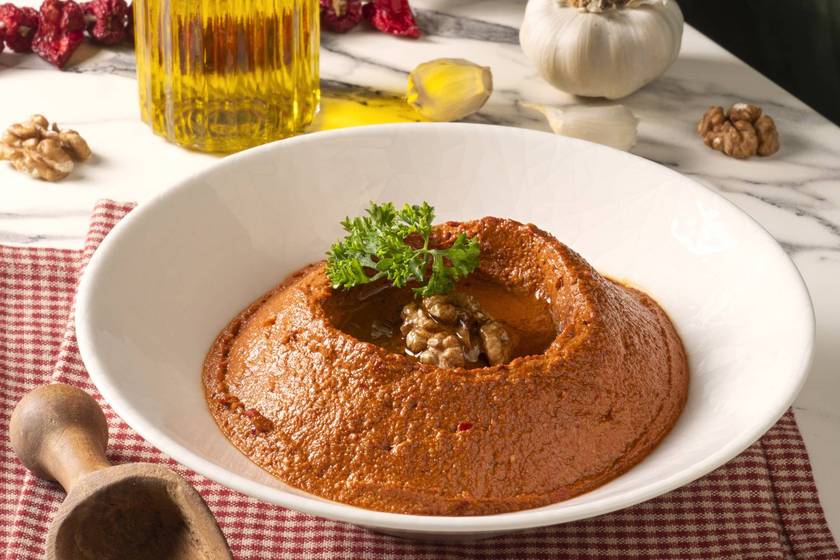 A sült paprikából készült pikáns muhammara mártogatósként vagy kenceként is megállja a helyét. A benne lévő dió értékes esszenciális zsírsavakkal ruházza fel, a zöldségeknek hála pedig tele van emésztést támogató rostokkal is.