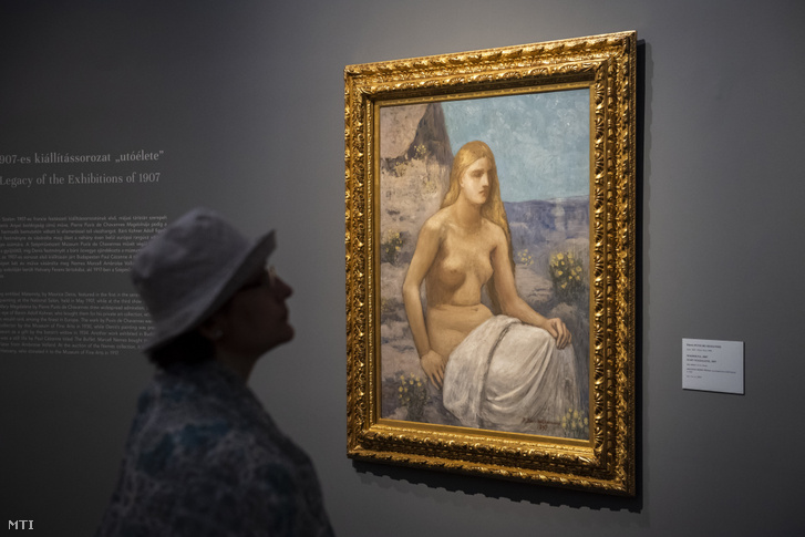 Érdeklődő a Renoir Fekvő női aktja köré épített kamarakiállításon a Múzeumok Éjszakája megnyitóján a budapesti Szépművészeti Múzeumban 2019. június 22-én