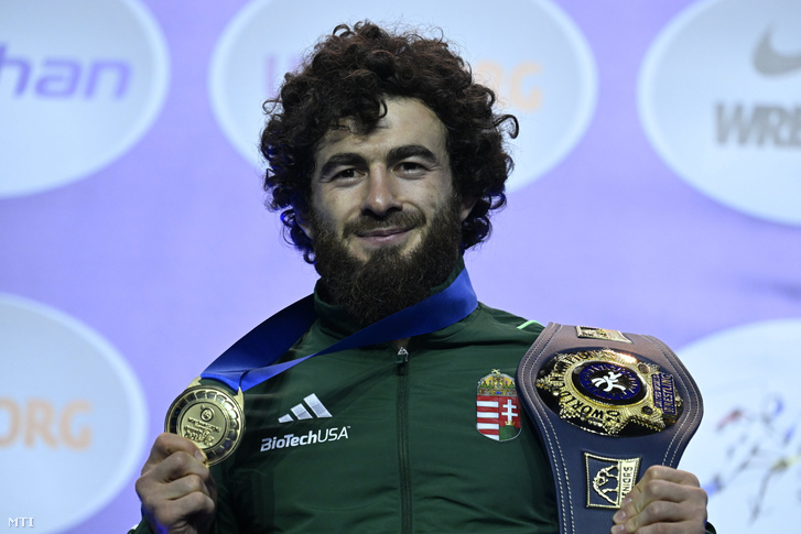 A győztes, magyar színekben versenyző, kabardföldi származású Muszukajev Iszmail a férfi szabadfogású birkózók 65 kilogrammos súlycsoportjának eredményhirdetésén a belgrádi olimpiai kvalifikációs világbajnokságon 2023. szeptember 19-én