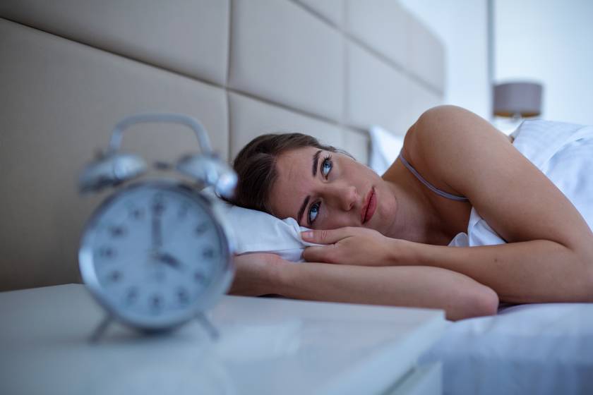 A szerelmes ember kortizolszintje az egekbe szökik, ez pedig hatással van az alvásra. Alvási nehézségek, zavarok jelentkezhetnek, és nemcsak nehezebbé válhat az elalvás, hanem felszínesebbé is a pihenés.