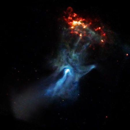 A Chandra felvétele a kozmikus röntgenkézről. A ködöt gerjesztő pulzár a kép közepén, a felénk mutató "hüvelykujj" mögött rejtőzik. A kép jobb felső részén az RCW 89 katalógusjelű közeli gázköd látható, melyet szintén a pulzár nagyenergiájú részecskeáramai gerjesztenek.[NASA/CXC/SAO/P. Slane és tsai]