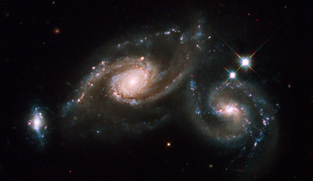 20090405-az-arp-274-galaxiscsoportot-fenykepezte-a-hubble-1