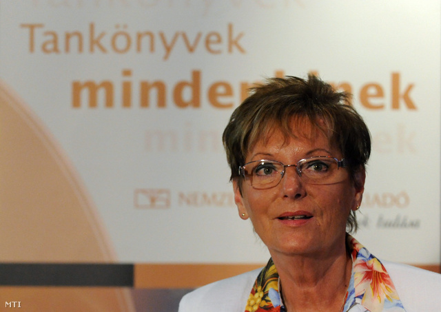 Hoffmann Rózsa az egykori Nemzeti Tankönyvkiadó Zrt. tanévnyitó konferenciáján, 2011-ben.