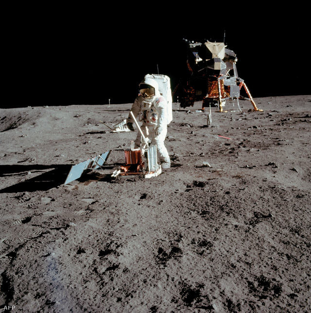 Ember a Holdon. Buzz Aldrin, aki Neil Armstrong után lépett a Holdra 1969. július 21-én. Az Apollo-11 az űrprogram ötödik űrrepülése volt.